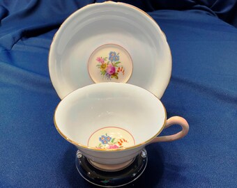 Grosvenor pastelblauwe en roze kop en schotel met bloemen