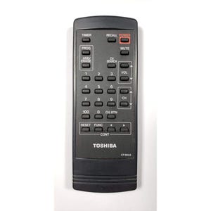 Op de afbeelding: Zwarte Toshiba CT-9553 afstandsbediening met meerdere knoppen voor tv-functies. Knoppen zijn onder meer aan/uit, volume, kanaal en numerieke toetsen. De afstandsbediening heeft de merknaam "TOSHIBA" erop gedrukt.