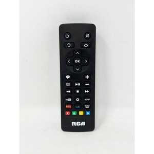 Puede incluir: Mando a distancia de TV RCA negro con múltiples botones para encendido, volumen y selección de canales. Cuenta con botones para YouTube, Netflix, Vudu y Hulu Plus. El mando tiene un botón "OK".