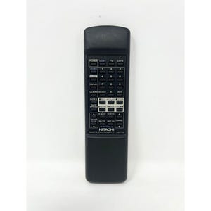 Puede incluir: Mando a distancia negro Hitachi con múltiples botones para funciones de TV y VCR. El mando a distancia tiene botones para encendido, volumen, canal y controles de reproducción. El número de modelo VT-8570A está impreso en la parte inferior.