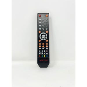 Può includere: Un telecomando nero Sceptre dotato di tastierino numerico, pulsanti di navigazione direzionale con un tasto centrale enter e vari tasti funzione etichettati in bianco e arancione. Il marchio Sceptre è stampato in rosso nella parte inferiore.