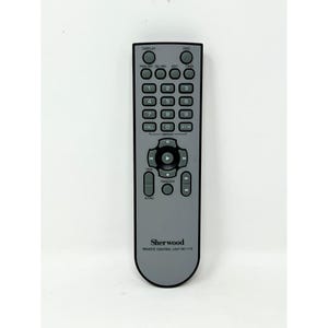 Pode incluir: Um controle remoto cinza Sherwood RC-113 com vários botões para várias funções. O controle remoto possui um teclado numérico, controles de reprodução e botões de função. O nome da marca e o número do modelo são impressos na parte inferior.