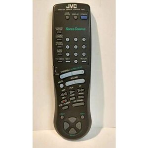 Op de afbeelding: Een zwarte JVC afstandsbediening met meerdere knoppen en de tekst "Super Command". De afstandsbediening heeft knoppen voor stroom, volume, kanaal en andere functies. De afstandsbediening is ontworpen voor een tv of ander entertainmentsysteem.