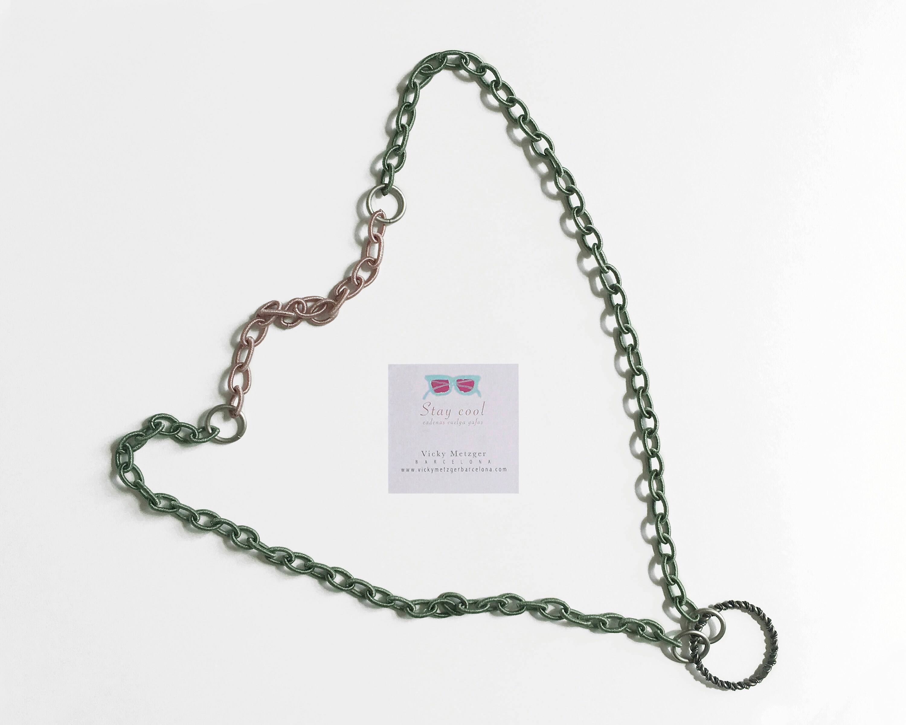 Chain collar/supports eyeglasses.