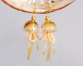 Quallen Glas Ohrringe mit Perlen Ranken Tentakeln und Band Akzente in lebendigen Ozean Farben Einzigartiges Geschenk