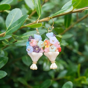 カラフルな花が咲いた花束イヤリング。ビーズのダングルイヤリング。ガーデンパーティージュエリー。彼女へのユニークなギフト。