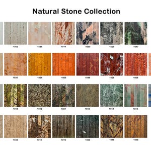 K&ouml;nnte beinhalten: Eine Sammlung von Natursteinmustern, jedes mit einem einzigartigen Muster und Farbe. Die Muster sind in Reihen und Spalten angeordnet und zeigen eine Vielzahl von Texturen und Farbt&ouml;nen, darunter Beige, Orange, Rot, Gr&uuml;n und Braun. Der Text "Natural Stone Collection" steht oben.