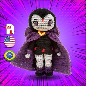 Puede incluir: Muñeca amigurumi de crochet de Raven de los Teen Titans, con una capa morada y un atuendo negro y rojo. La muñeca está de pie sobre un fondo rosa y blanco con un patrón de estilo cómic.