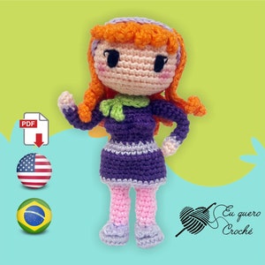 Könnte beinhalten: Häkel-Amigurumi-Puppe eines Comic-Charakters mit orangefarbenen Haaren, einem violetten Kleid und rosa Beinen. Die Puppe hält ihre Arme ausgestreckt. Das Bild enthält den Text "Eu quero Crochê" und ein PDF-Download-Symbol.
