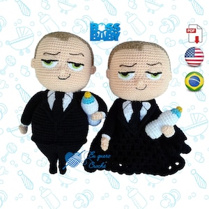 Op de afbeelding: Twee gehaakte Boss Baby poppen in zwarte pakken die babyflesjes vasthouden. De poppen staan op een witte achtergrond met een blauw en wit patroon.