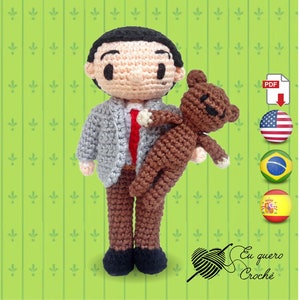 Può includere: Un pupazzo amigurumi all'uncinetto di un uomo con una giacca grigia, pantaloni marroni e una cravatta rossa, che tiene un orsacchiotto di peluche all'uncinetto marrone. Il pupazzo è in piedi su uno sfondo verde con un motivo bianco. Il testo "Eu quero Crochê" è visibile nell'angolo in basso a destra dell'immagine.