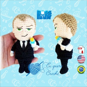 Puede incluir: Muñeco amigurumi de Boss Baby tejido a crochet con un traje negro, corbata azul y un biberón. El muñeco está sosteniendo el biberón en su mano derecha. El muñeco está de pie sobre un fondo azul con un patrón blanco y azul. El texto "The Boss Baby" está en el fondo. El texto "Eu quero Croche" está en la parte inferior de la imagen.