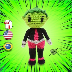 Puede incluir: Patrón de crochet para una muñeca amigurumi de superhéroe verde y negro. La muñeca lleva una camisa y pantalones rosas. El patrón está disponible en inglés y portugués. "Eu quero Crochê" está escrito en la imagen.