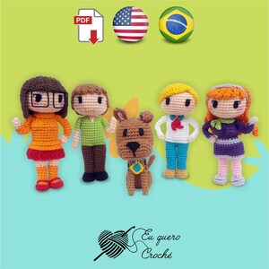 Puede incluir: Una colección de cinco figuras de ganchillo, incluyendo un perro y cuatro personajes humanos, en colores vibrantes. Las figuras están dispuestas sobre un fondo verde claro. La imagen también incluye un icono PDF, un icono de la bandera americana y un icono de la bandera brasileña.