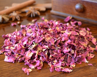 Peut inclure: Un tas de pétales de rose séchées, un ingrédient populaire pour faire du thé à la rose, du pot-pourri et d'autres objets artisanaux.