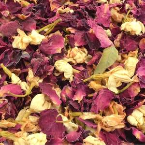 Puede incluir: Una mezcla de pétalos de rosa secos y flores de jazmín. Los pétalos son de color rosa intenso, mientras que las flores de jazmín son de color crema pálido.