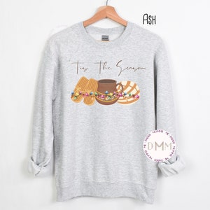 Tis The Season Tamales Cafecito Concha Sweatshirt Cafecito y Pan Dulce Latina Christmas Sweatshirt Mexican Christmas Sweatshirt Spanish