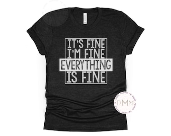 Könnte beinhalten: Schwarz meliertes T-Shirt mit dem Text "IT'S FINE I'M FINE EVERYTHING IS FINE" in weißer, verblichener Schrift. Das Shirt hat kurze Ärmel und einen Rundhalsausschnitt. Der Text ist mittig auf der Vorderseite platziert.