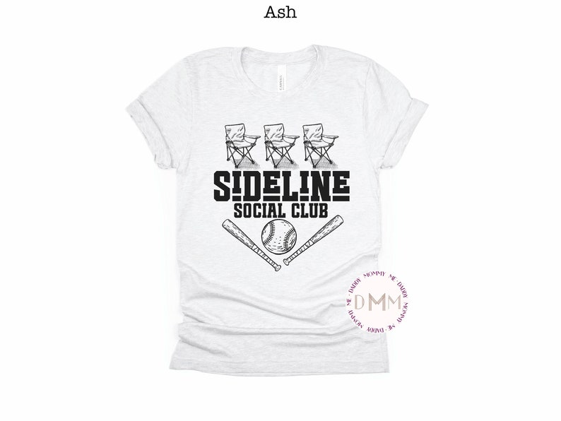 Op de afbeelding: Lichtgrijs t-shirt met een zwart grafisch ontwerp. Het ontwerp bevat drie klapstoelen, de tekst "SIDELINE SOCIAL CLUB", een honkbal en twee gekruiste honkbalknuppels. Een casual t-shirt voor sportfans.