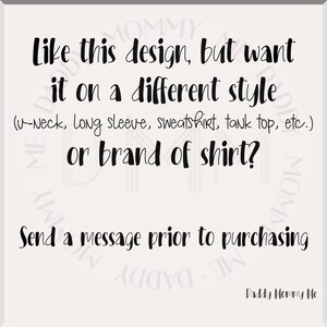 K&ouml;nnte beinhalten: Helle beige Grafik mit schwarzem Text. Der Text lautet: &bdquo;Gef&auml;llt dir dieses Design, aber m&ouml;chtest du es in einem anderen Stil (V-Ausschnitt, Langarm, Sweatshirt, Tanktop usw.) oder einer anderen Shirt-Marke? Senden Sie vor dem Kauf eine Nachricht.&ldquo; Das Daddy Mommy Me-Logo befindet sich unten rechts.