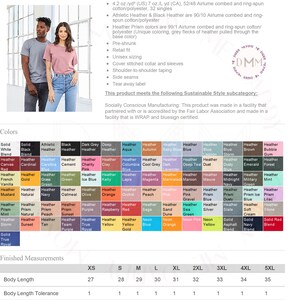 K&ouml;nnte beinhalten: Bella + Canvas CVC Jersey Tee in verschiedenen Farben. Das Bild zeigt einen Mann und eine Frau, die die T-Shirts tragen. Die verf&uuml;gbaren Farben umfassen Uni-, Heather- und Prismen-Optionen. Die K&ouml;rperl&auml;nge variiert von 68,58 bis 88,9 cm.