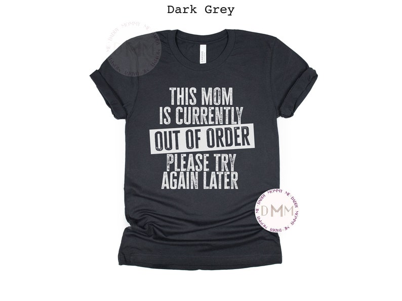 K&ouml;nnte beinhalten: Dunkelgraues T-Shirt mit dem wei&szlig;en Text: "THIS MOM IS CURRENTLY OUT OF ORDER PLEASE TRY AGAIN LATER". Das T-Shirt hat einen Rundhalsausschnitt und kurze &Auml;rmel. Der Text ist mittig auf der Vorderseite platziert.