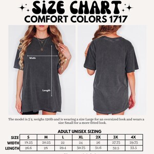 K&ouml;nnte beinhalten: Ein anthrazitfarbenes Comfort Colors 1717 T-Shirt in Vorder- und R&uuml;ckansicht. Das Bild enth&auml;lt eine Gr&ouml;&szlig;entabelle mit Breiten- und L&auml;ngenma&szlig;en in Zoll f&uuml;r die Gr&ouml;&szlig;en S bis 4X sowie Textangaben zur K&ouml;rpergr&ouml;&szlig;e und zum Gewicht des Modells.