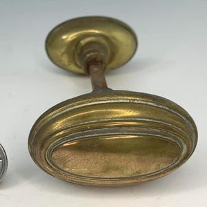 Set med vintage mässingsdörrhandtag och spindel