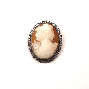 Antieke Duitse zilveren cameebroche met 800 schelpen