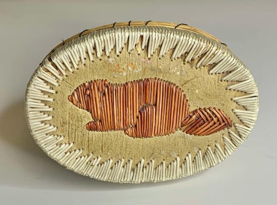Canadian Indigenous Porcupine Quill and Birch Bark Box with Beaver Motif