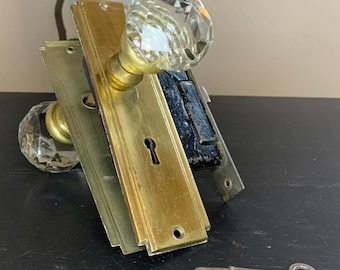 Grande poignée de porte antique en cristal avec plaques en laiton, pêne dormant et clé