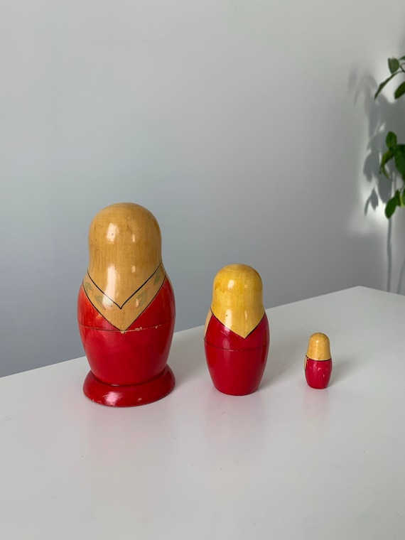 Heka Naturals Matrioske Russe, 10 Matrioske Tradizionali Stile Semyonov Rosso | Babushka in Legno Giocattolo Regalo, Realizzata a Mano in Russia | Semyonov Rosso , 10 Pezzi, 25 cm