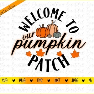 Puede incluir: Un letrero de bienvenida a nuestro huerto de calabazas con una fuente en blanco y negro. El letrero presenta tres calabazas, dos naranjas y una gris, con tallos y hojas verdes. Las calabazas están rodeadas de hojas de arce naranjas.