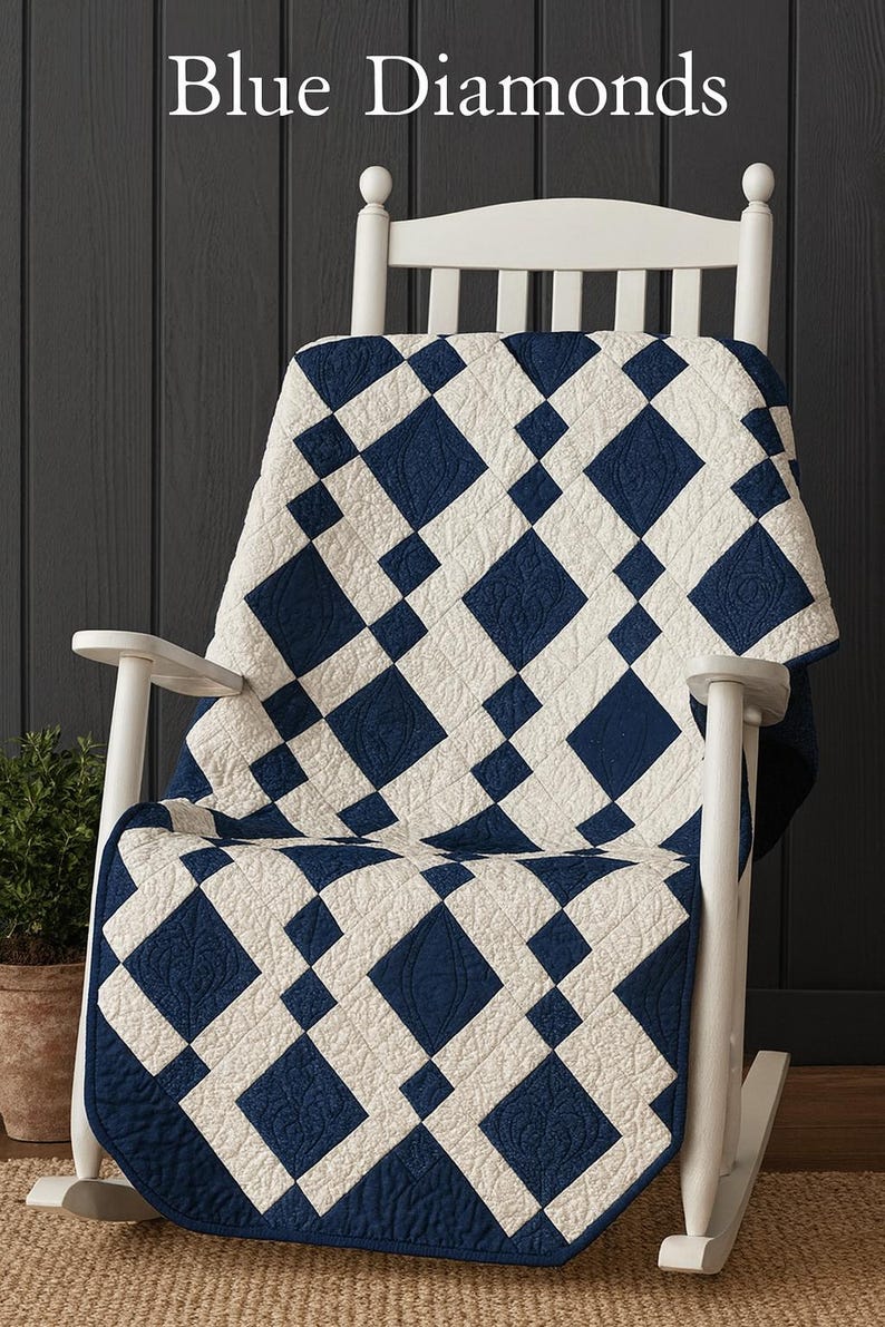 K&ouml;nnte beinhalten: Ein wei&szlig;er Schaukelstuhl mit einer marineblauen und wei&szlig;en Steppdecke mit Rautenmuster. Die Steppdecke hat ein sich wiederholendes geometrisches Design. Der Text "Blue Diamonds" befindet sich oben im Bild.