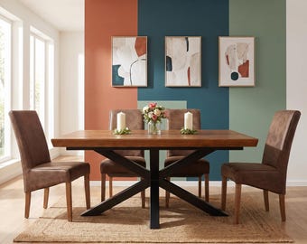 Puede incluir: Una mesa de comedor rectangular de madera con una base de metal negro en forma de X, acompañada de cuatro sillas tapizadas en marrón. Sobre la mesa hay dos velas blancas y un jarrón de cristal con un ramo de flores rosas, blancas y verdes.