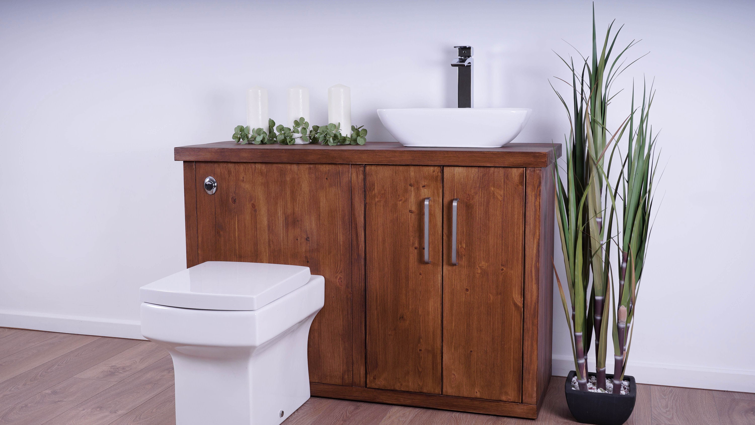 Un meuble vasque de salle de bains familial, avec table à langer intégrée 