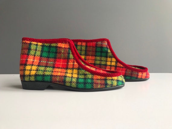 Circa 1960s-70s Red and Green Plaid Bluette Shoe Clips Vintage Red and Green Tartan Cloth Covered Round Bluette Shoe Clips