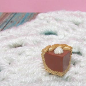 Pumpkin pie stitch marker, pumpkin stitch marker, pumpkin pie charm, progress keepers, clay food charms, kawaii, amigurumi, crochet tools