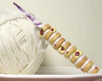 Jelly Donut Crochet Hook, Handmade polymer clay tool, Bakery themed stitching Accessory, Food Gift for Crocheter, cottagecore dessert notion