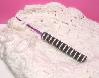 Cookie crochet hook, polymer clay crochet hook, clay crochet hooks, crochet gift, crochet tools, handmade crochet hooks, crochet hook handle