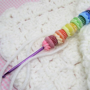 Rainbow crochet hook, Rainbow cupcake, polymer clay crochet hook, kawaii crochet hook,  crochet gifts, crochet tools, clay crochet hooks