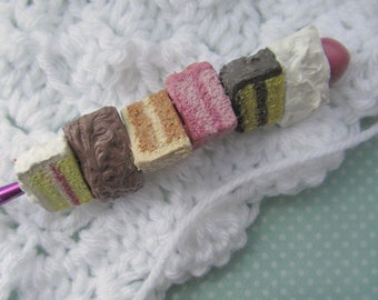 Cake crochet hook - polymer clay crochet hook - clay handle crochet hook - crochet gift - crochet tools - clay crochet hook - clay food