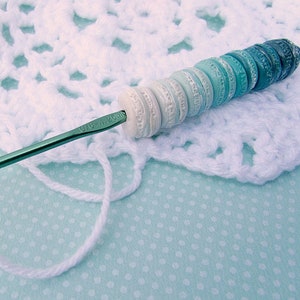 Macaron crochet hook, polymer clay crochet hook, Kawaii crochet hook, crochet gifts, crochet tools, clay crochet hooks, clay food, macarons