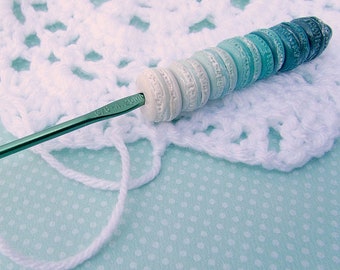 Macaron crochet hook, polymer clay crochet hook, Kawaii crochet hook, crochet gifts, crochet tools, clay crochet hooks, clay food, macarons