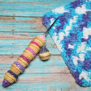 Cupcake crochet hook and stitch marker - polymer clay crochet hook - clay handle crochet hook - crochet gift - crochet tools - crochet hook