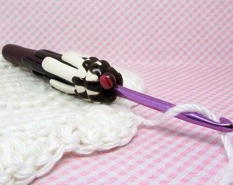 Chocolate cake crochet hook, polymer clay crochet hook, crochet gifts, crochet tools, kawaii crochet hook, handmade crochet, clay food, cake