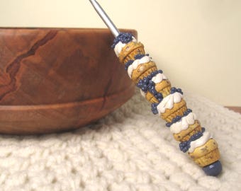 Blueberry Muffin Crochet Hook, Handmade Polymer Clay Tool, Bakery Themed Gift for Crocheter, Dessert stitching accessory, cottagecore notion