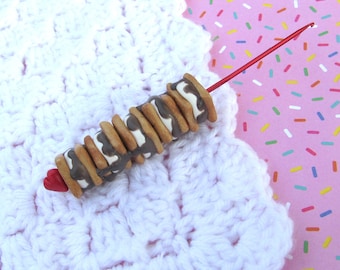 Smores crochet hook, polymer clay crochet hook, crochet gifts, crochet tools, clay crochet hooks, clay food, smores, kawaii crochet hook