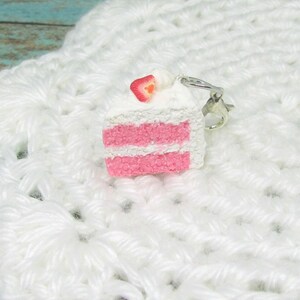 Strawberry cake charm - polymer clay charms - clay charm - polymer clay jewelry - stitch markers - dessert jewelry - clay cake charm