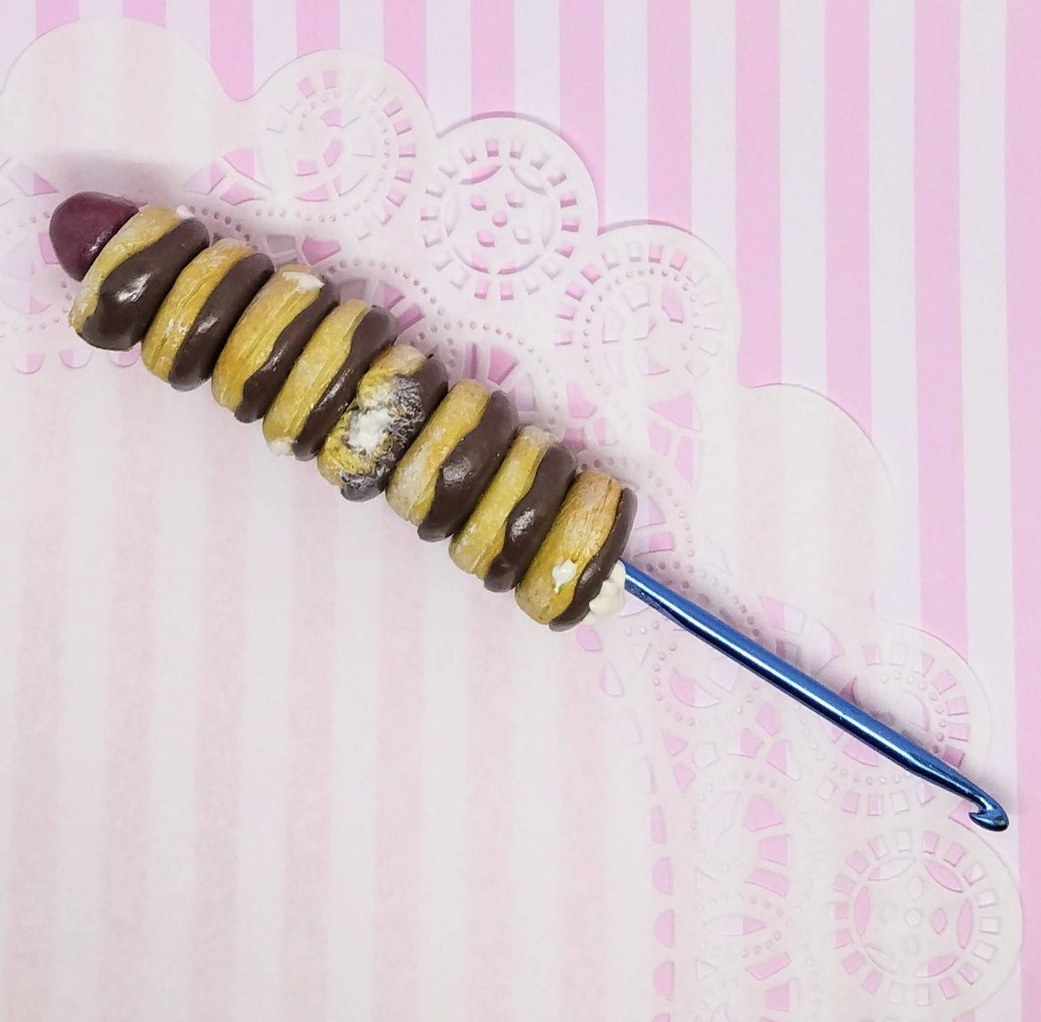 Donut crochet hook Doughnuts polymer clay crochet hook Etsy.de